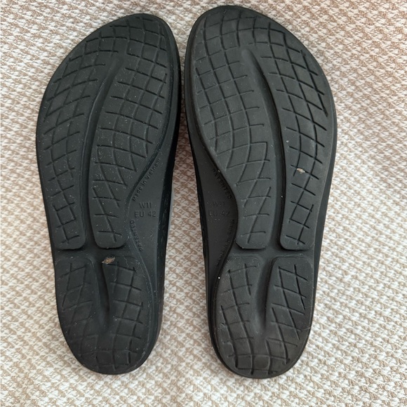 OOFOS Black and White Sandals - Picture 5 of 5